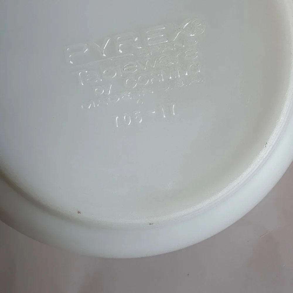 Vintage Pyrex Tableware Copper Filigree Milk Glass Bowl 705-17 Brown Scroll 5.75